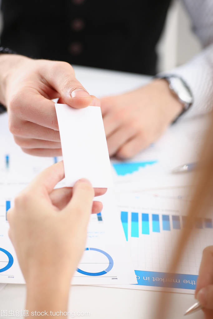 西裝革履與空白名片 銷售業(yè)務的微妙信號